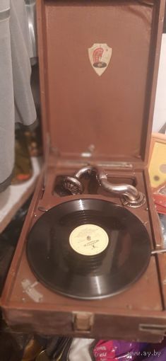 Рабочий грамофон старинный, плюс 6 пластинок.