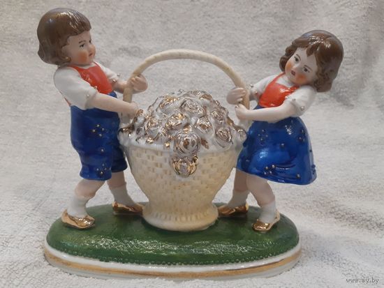 Статуэтка "Девочка и мальчик с корзиной".Германия.Старинная.
