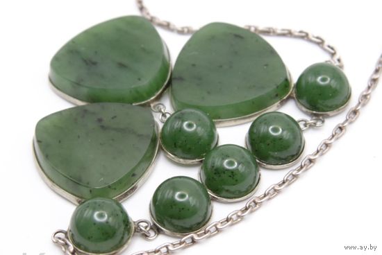 Колье с натуральным нефритом