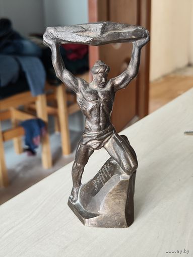 Бронзовая статуэтка ссср