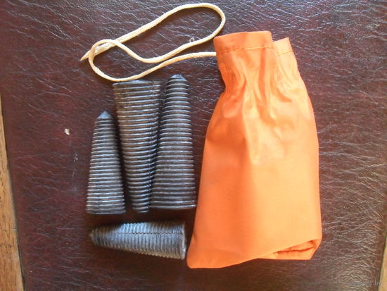 Комплект пробок для устранения течи в спасательном плотике.