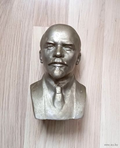 Бюст В.И.Ленина.Высота 22 см.Скульптор Н.Теплов