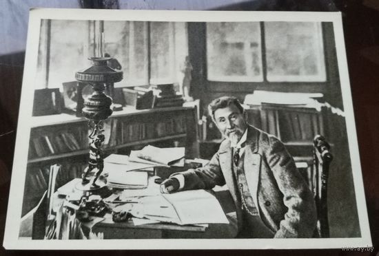 Репин в кабинете за работой