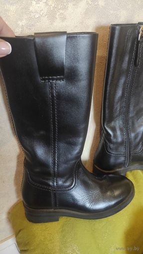 Шикарные сапоги Zara на 30 размер. Носили мало, отличное состояние. Очень стильные сапоги для маленькой модницы. Качественная натуральная кожа.