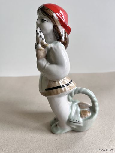 СТАТУЭТКА ФАРФОРОВАЯ "КРАСНАЯ ШАПОЧКА".  16*7*7 СМ. ПОЛОННОЕ. КРАСНОЕ КЛЕЙМО - 1 СОРТ.СМ.ФОТО И ОПИСАНИЕ.