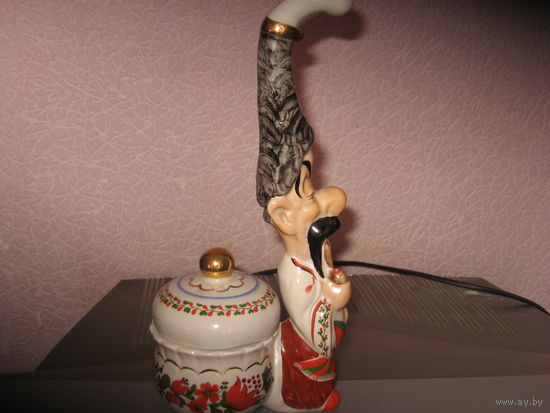 Лот 235 Соусница "Тарас Бульба". Киевский фарфоровый завод. (1991-2004). Высота 26см, диаметро 6см. Объём около 300 мл.