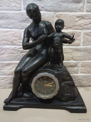 Чугунные механические часы.