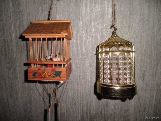 Поющие птички в клетках.С рубля.