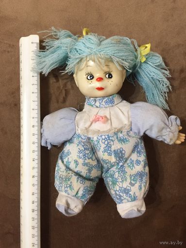 Куколка. Голова и ладони пластмасса. Сама мягкая (набивная) 19 см.