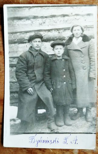 Фото семьи Буйницких. 1946 г. 9х14 см.