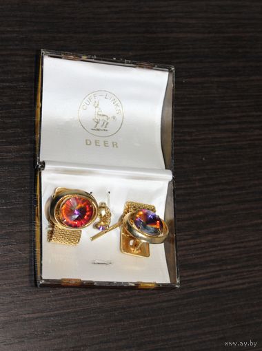 Металлические запонки "Cuff-Links", "Deer" со стеклянными вставками, в заводской, пластиковой упаковке.