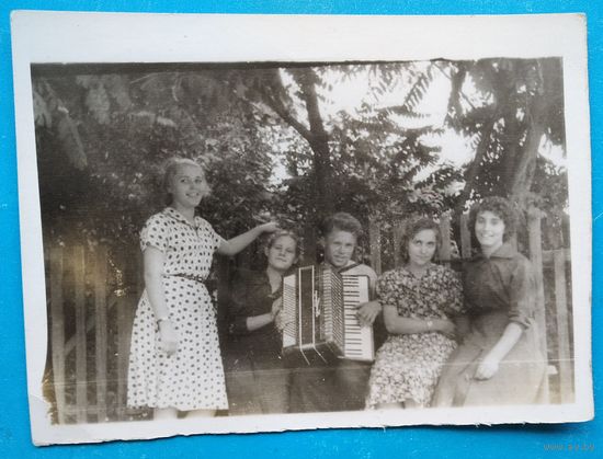 Фото. Первый парень с аккордеоном. г.Быхов. 1954 г. 9х12 см.
