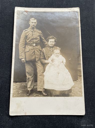 Фотооткрытка 1 Мировая война / Прусский пехотинец с семьей