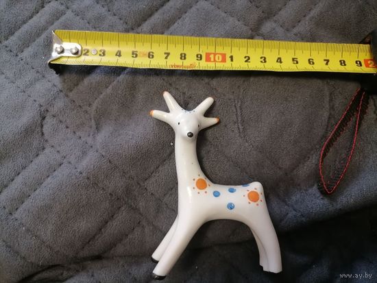Фарфоровая статуэтка олень