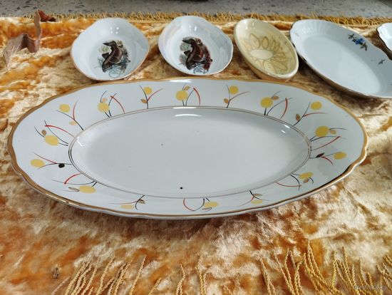 Блюдо овальное (размер 36х23.5 см), фарфор. Коростень. СССР