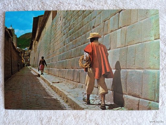 Перу, Куско. Типичная улица инков и дворцовые причалы Аклауаси