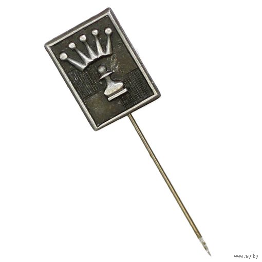 Значок на шахматную тематику, изображающий пешку под короной