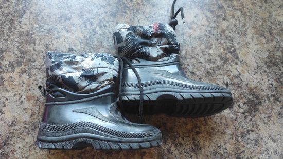 Резиновые сапоги на 28 размер, отличное состояние. Стелька не достается.