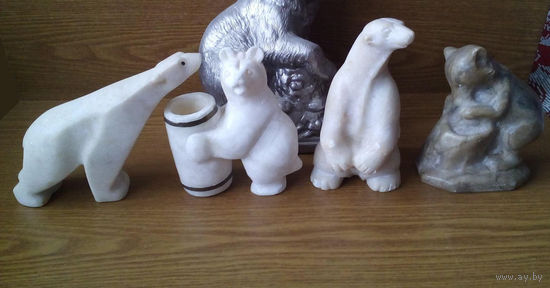 Статуэтки медведи из камня: белый полярный медведь (умка) 2шт., бурый мишка с бочкой мёда и медведь-альбинос с бочонком. 4шт. (возможен обмен)