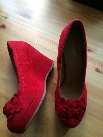 Туфли на танкетке на 38-5-39 размер от немецкой фирмы Graceland. Очень красивого насыщенного цвета, удобная танкетка. Один раз надела, оказались на 38 размер немного велики.