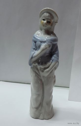 Статуэтка фарфоровая "Девушка" 80-е годы Европа. Высота 16 см.