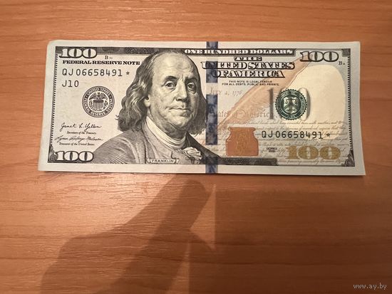 100 долларов США со здевздой