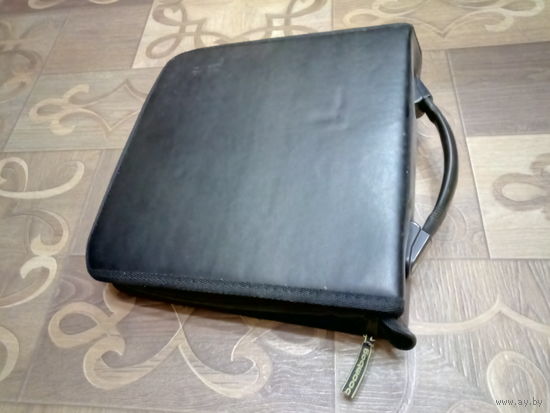 Портфель с CD дисками.