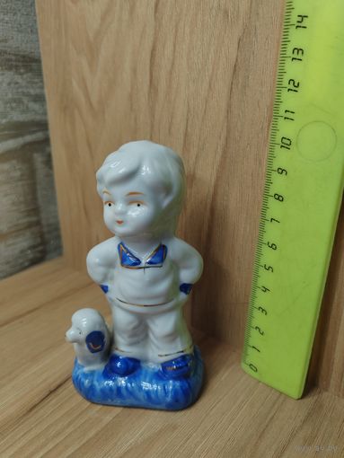 Статуэтка. Мальчик с собакой.
