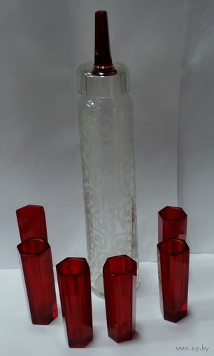 Графин стеклянный "Серп и молот" и 6 рюмок из красного стекла. Агитация! (Неман). Высота графина с крышкой 28.5 см. Высота рюмок 8 см.