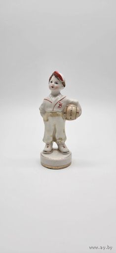 Фарфоровая статуэтка "Юный футболист" МФФЗ