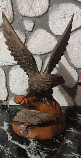 Фигура орел с орленком