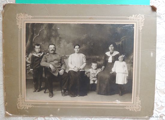 Фото портретное большое "Семья чиновника", до 1917 г. Умань (без паспарту 23*17 см, с паспарту 33*24 см)