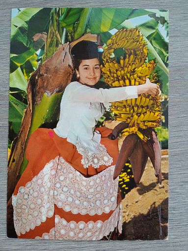 Этнография. Канарские острова. Бананы и девушка в национальном костюме