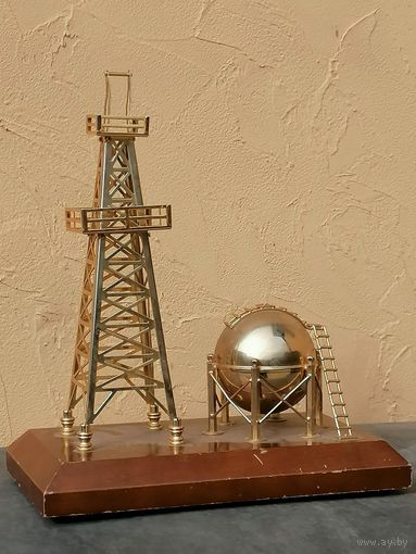Макет нефтяной вышки с резервуаром.