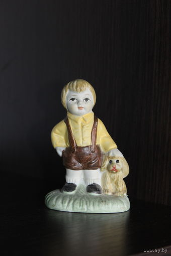 Керамическая статуэтка "Мальчик с собачкой".