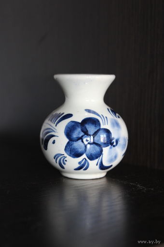 Декоративная, миниатюрная, фарфоровая вазочка.