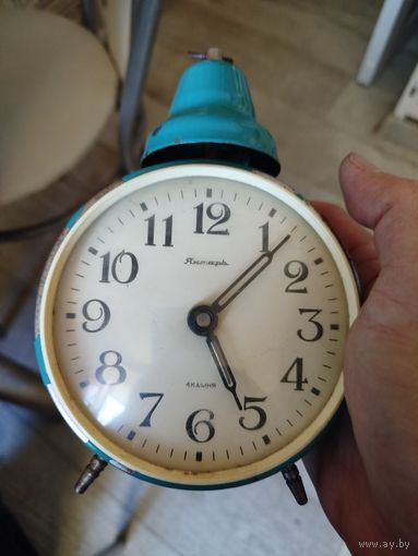 Будильник янтарь,с колокольчиком,в ремонт,с рубля