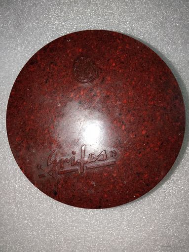 Старая советско-литовская карболитовая коробка банка от обувного крема