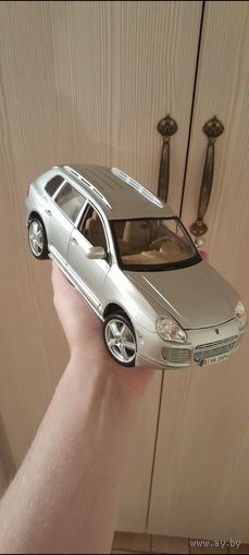 Модель автомобиля Porsche Cayenne Turbo 1:18 Maisto
