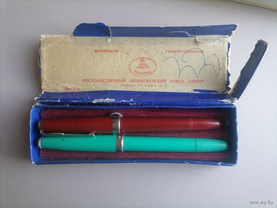 2 чернильные ручки и 2 футляра