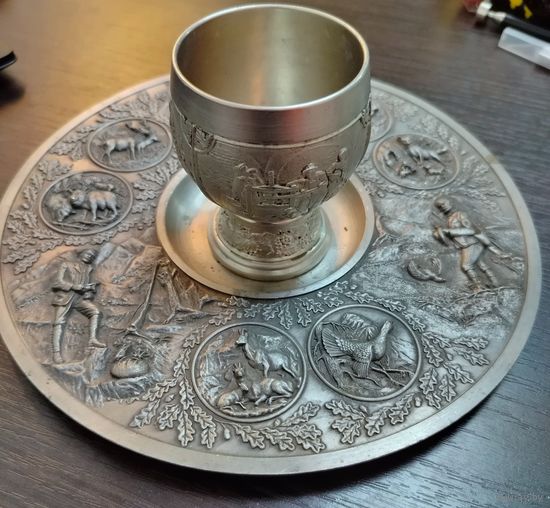 Немецкая оловянная декоративная тарелка с кубком фирмы Artina SKS Zinn фирма основана в 1938 г