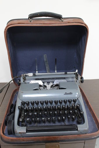 Портативная (переносная) печатная машинка "Москва". Ретро СССР.