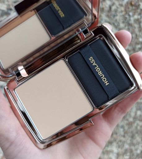 Компактная пудра Hourglass Vanish Airbrush Pressed Powder в оттенке Translucent Medium
