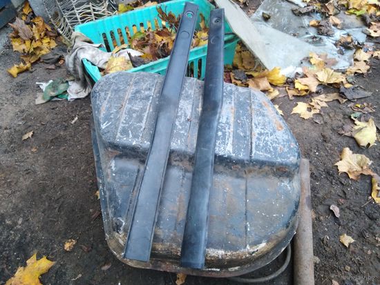 Лот 1349. Накладки центральных стоек 2103-5004070, 2103-5004071 ВАЗ 2101, 2102, 2103, 2104, 2105, 2106, 2107. Старт с 2 рублей!