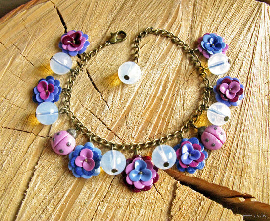 Браслет ручной работы с цветочками и лунным камнем