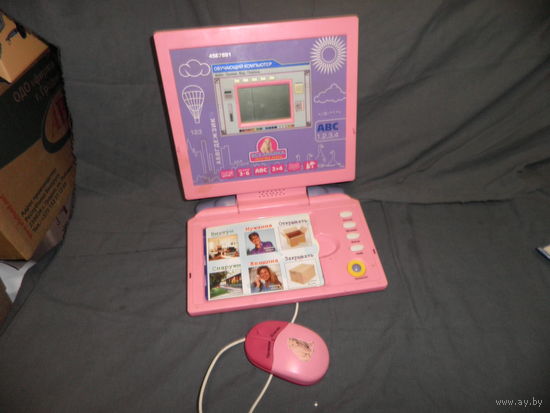 Розовый детский обучающий компьютер Всезнайка,предназначен для обучения детей алфавиту,счёту и другим базовым навыкам.С рубля.