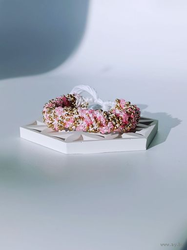 Широкий вязаный браслет из бисера