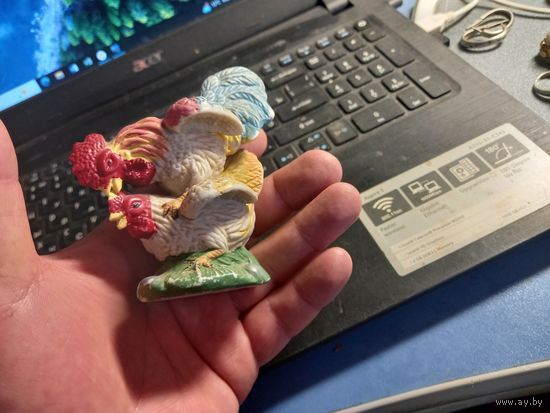 Статуэтка Петух играет с курочкой петух и курочка