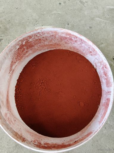 Сухой краситель для краски темно-красный.