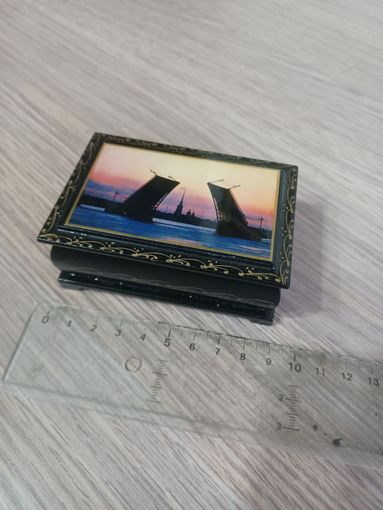 Лаковая шкатулка